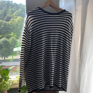 Randig tröja - Fin randig stickad tröja från H&M divided. Jag är storlek S och tycker den är fin som en oversized klänning typ. 