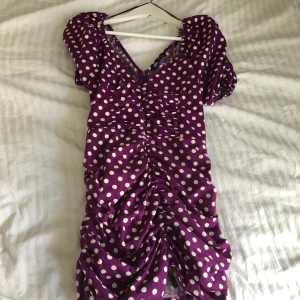 Zara klänning  - Storlek L. Passar en som är vanligtvis 36 i kläder. Den är väldig petit!