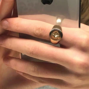 Sjukt snygg ring - Säljer denna ring då jag aldrig använder, köpte på bik bok. Frakten ingår💗