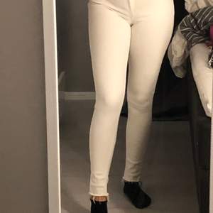 Ett par vita jeans från bikbok har bara andvänt ca 2 gånger.  Är ca 158 och dom är lite långa , köpte dom för ca 600