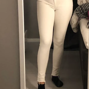 Vita jeans - Ett par vita jeans från bikbok har bara andvänt ca 2 gånger.  Är ca 158 och dom är lite långa , köpte dom för ca 600