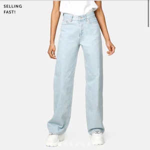 Ljusa vida byxor - Säljer dessa populära vida byxor från junkyard i storlek 25 då dom blivit försmå för mig. Nypris är 499 kronor. Dom är i nyskick