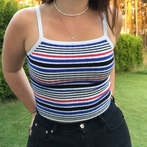 Randigt Linne - Randigt linne i snygg model! Croppat och ribbat. Köptes för några år sedan men har inga skavanker eller så. Storleken är XS men passar även mig som har S.