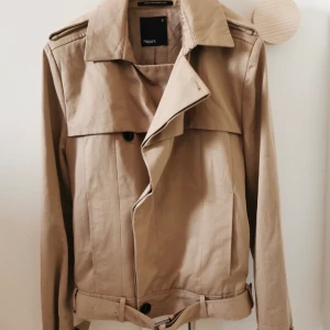 Super fin vårjacka Filippa K, Xs/S - Beige vårjacka från Filippa K i toppskick!  Strl Xs/S  Feels more like S :) Ny pris 2400 sek 