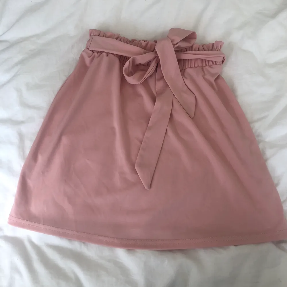 Söt rosa kjol från Shein, fint skick. Storlek S men väldigt liten i storleken💕 . Kjolar.