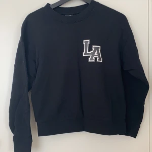 Svart sweatshirt Ginatricot  - En svart mysig sweatshirt från Ginatricot. Storlek XXS men är som XS. Använt några gånger, bra skick. Fraktkostnad tillkommer 