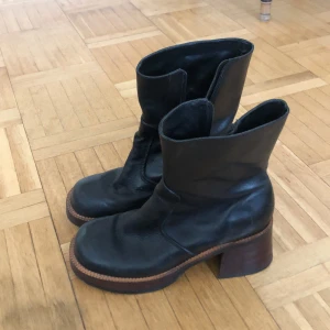 Boots - Så bekväma boots i skinn. Dragkedja och ca 4 cm klack. Säljer endast pga lite för små!