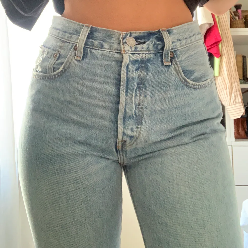 Helt nya 501 crop Levis jeans, som är för stora i midjan för mig. Ordinarie pris 1149kr. Köparen står för frakten! 💕✨. Jeans & Byxor.