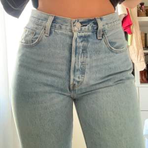 Helt nya 501 crop Levis jeans, som är för stora i midjan för mig. Ordinarie pris 1149kr. Köparen står för frakten! 💕✨