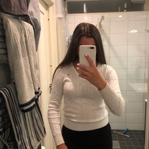 Vit gant stickad tröja  - Använd ett fåtal gånger, väldigt fint skick, stl 34/Xs, nypris 600kr, högsta bud + frakt! 