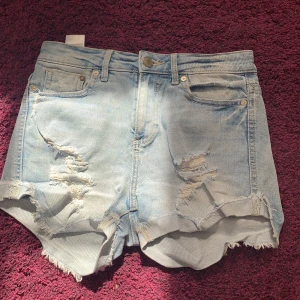 Shorts - Blå slitna shorts från Cubus. 