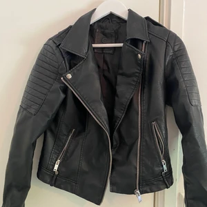 Chiqelle jeans jacka - Säljer 2st chiquelle jeans jackor då dom inte kommer till användning båda är i str 38. Har en svart som på bilden men även en militär grön!