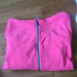 Kofta - Säljer denhär för 40kr+ frakt. Bild 2 visar bäst färg på koftan