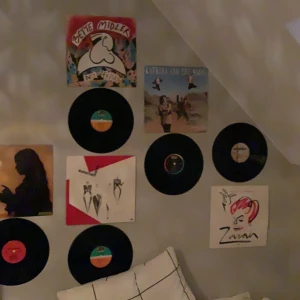 LP skivor  - Coola LP skivor som jag använt för att sätta upp på väggen. Alla börjar på 30kr st & buda i kommentarerna! Möts upp i Sthlm eller fraktar & frakt är inte inräknat i priset