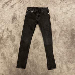 Svarta Weekday Jeans i storlek 28/32