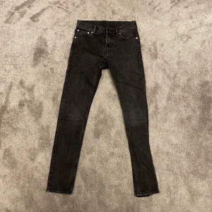 Svarta Weekday Jeans - Svarta Weekday Jeans i storlek 28/32