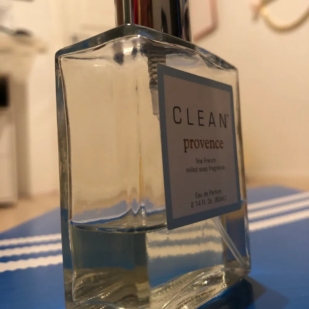 Säljer denna ”clean provence” parfym då jag tröttnat på doften. Frakt tillkommer💗💗 Ordinarie pris 700kr. Övrigt.