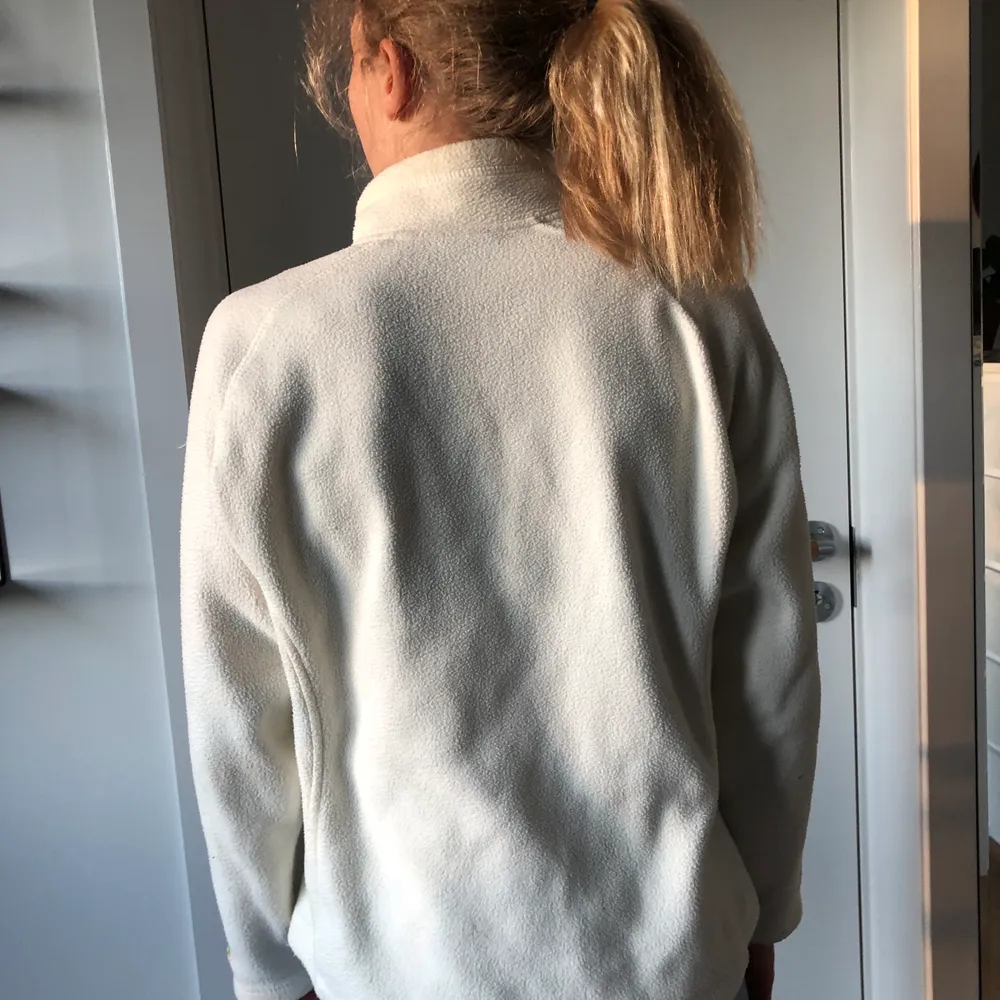 En väldigt unik fleecetröja, original från msn. Den är knappt använd och därför i bra skick. Tröjan är lite oversized på mig som brukar ha S. Superfin men säljer för att den inte kommer till användning! 💛. Tröjor & Koftor.