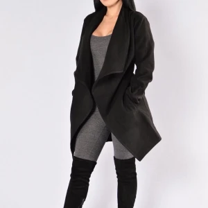 fashion nova kappa  - säljer min superfina kappa. den är ganska tunn så den passar mest till våren skulle jag säga. den är i S men kan passa M också. skriv för fler bilder och vid intresse :) kan gå ner i pris vid snabb affär. ny pris 450