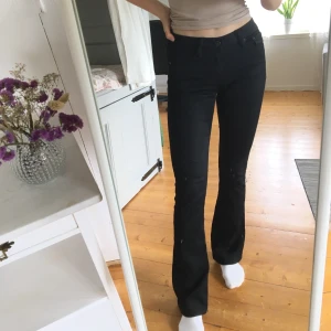 Crocker bootcut jeans - Svarta bootcut jeans från crocker som är sparsamt använda. Ser lite fläckiga ut på bilderna men det är bara smuts på spegeln. Frakt tillkommer på 60kr och betalas via swish. 