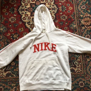 Nike, stl s  - Nike hoodie, vit, oversized. Okej skick, nopprig och använd men ändå okej. Tar 100 Kr + frakten. Buda privat med mig! ””många är intresserade 