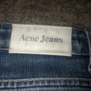 Vintage acne jeans - Ett par gamla acne jeans. De enda problemet är att lappen är lite skadad och de är färg på baksidan och ett igensytt hål (Skriv om ni vill ha bilder) men annars sitter de som de ska. (KÖPREN STÅR FÖR FRAKT) kan sänka pris för snabb affär