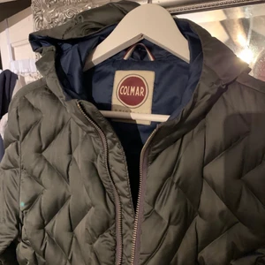 Colmar jacka - Säljer nu min colmar jacka, dam modell storlek S/M (ha i åtanke att dom är ganska små i storlekarna) passar mig perfekt som är en XS/S 1.69 lång. Den ena dragkedjan till fickan har hoppat ur men det kan man lätt fixa hos ex en skomakare. 