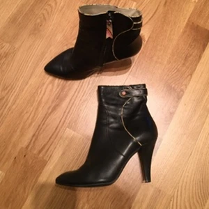 - Snygga svarta stövletter från Paul Smith.
Jättefint skick!
