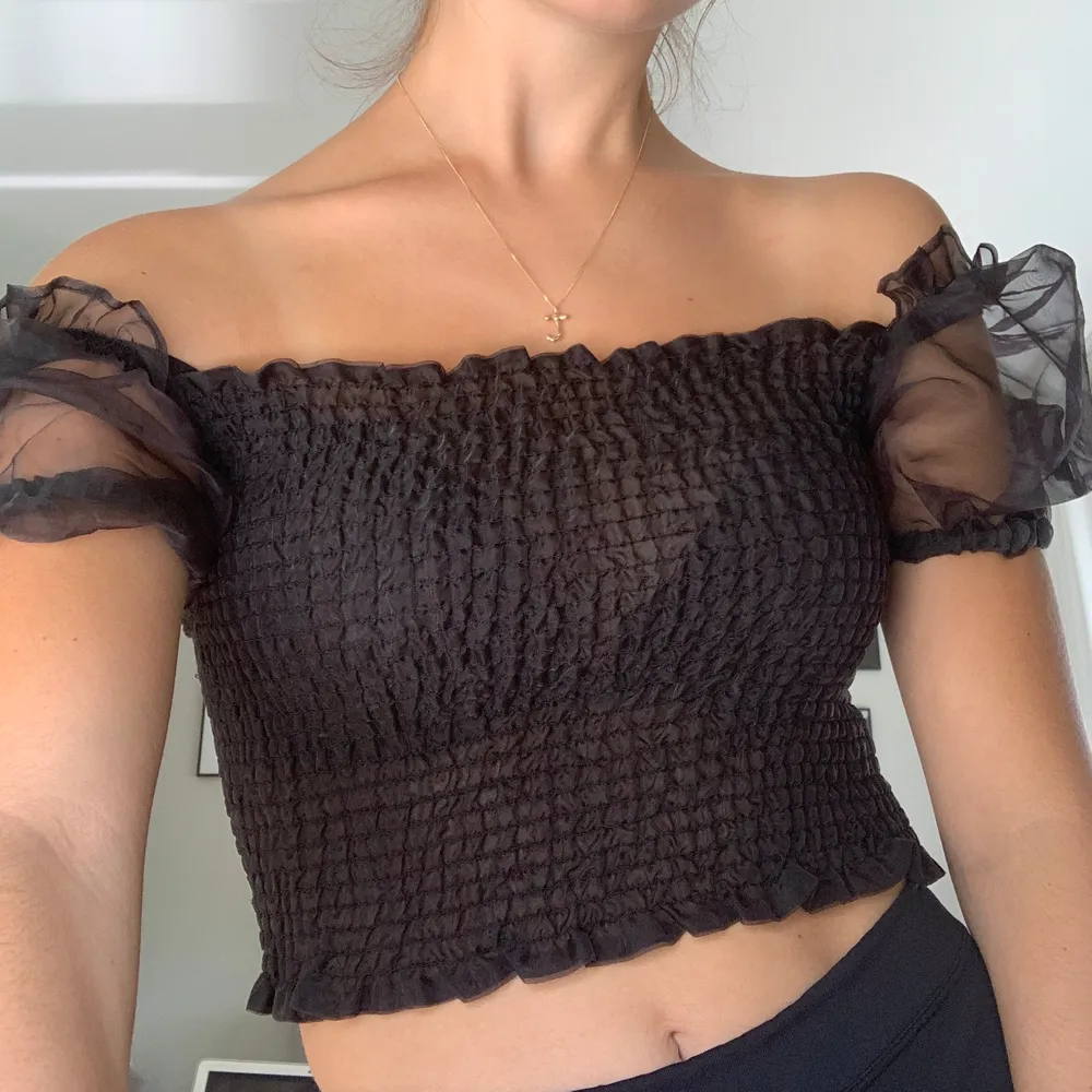 NAKD black top with fluffy sleeves!! Can we worn in 2 ways, bought for 400 kr ! Really confortable, meet up in stockholm or pay for shipping . Skjortor.