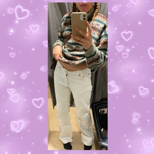 Vita byxor  - Säljer dessa söta byxor, frakt: 66kr💞💞 (står storlek 42 men passar på mig som har M)