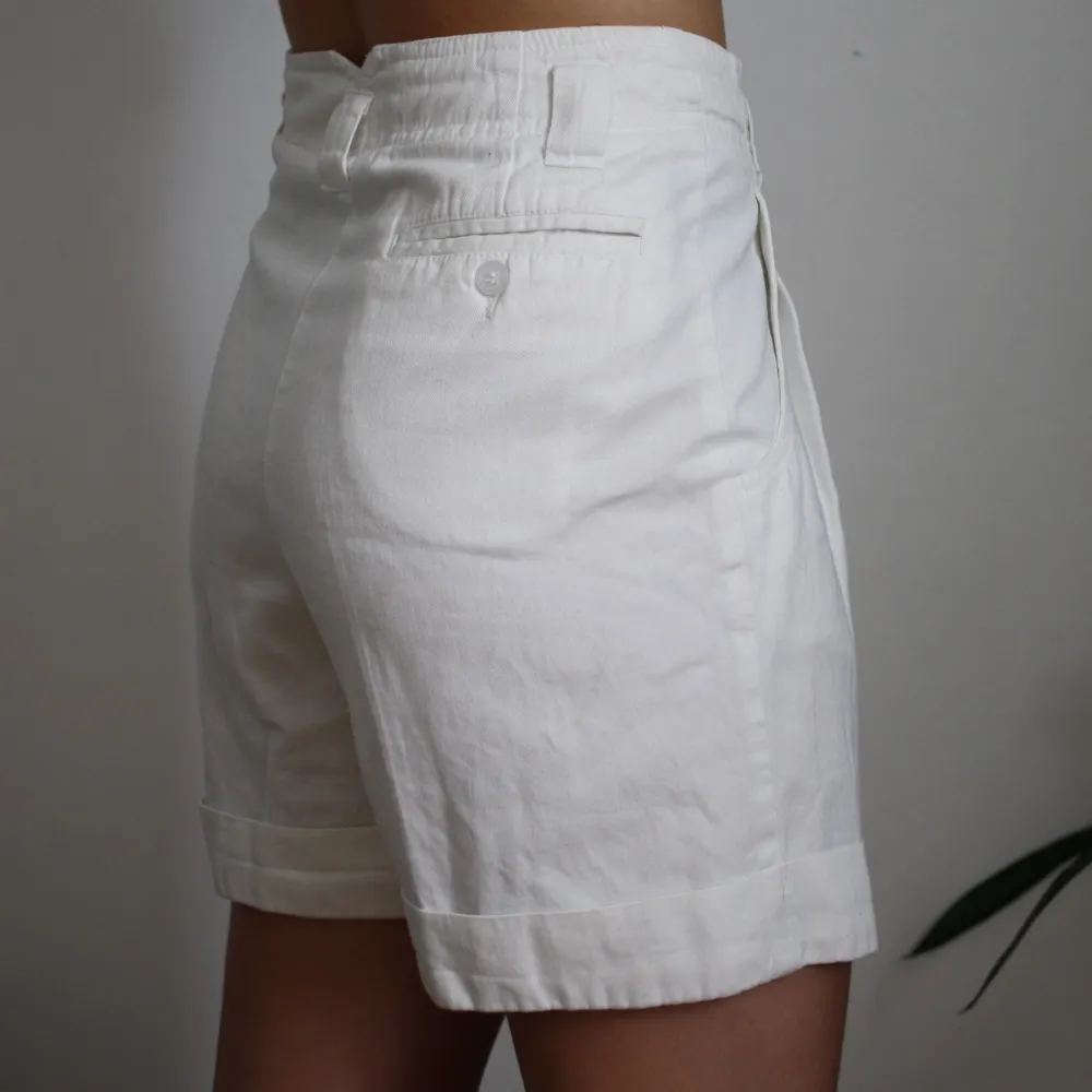 Vita shorts från secondhand, mycket bra skick och fina detaljer så som knappar i sidan och v sydd i midjan. Storlek 36/small. Märke framgår inte. (Läs i profilen om du är intresserad<3). Shorts.