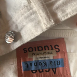 Acne studios Blå konst jeans - Momfit Acne Studios jeans som tyvärr blivit för små för mig! Använda några få gånger. Storlek 24/32. Frakt tillkommer🚚