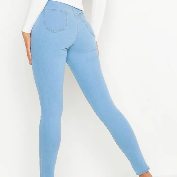 Splitternya blåa jeans , köparen står för frakt!!💓 PRIS KAN DIAKUTERAS . Jeans & Byxor.