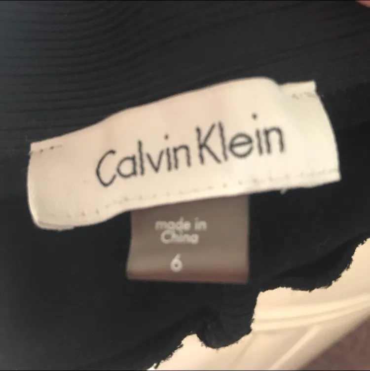 Svarta legging liknande byxor från Calvin Klein. Stretchiga om med elastiskt band runt midjan och fick detaljer bak. Fint använt skick! Storlek 6 150kr Fraktar eller möts i Sthlm. Jeans & Byxor.