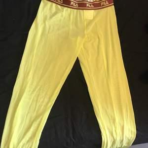 Gratis frakt! Äkta Fila tights i neongrönt/gult stl s stretchiga aldrig använda har zip kedja längst ner på anklarna 