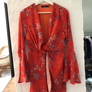 Klänning  - Använd 1 gång, vida armar 