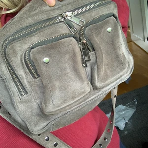 Väska - Säljer min grå nunoo bag i en mindre modell, nypris 1 100 men säljer för 650kr