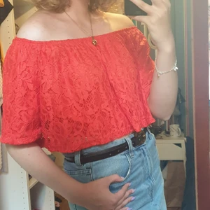 Röd croppad off shoulder topp - En röd croppad off shoulder topp. Köpte den på new yorker i Polen förra sommaren. Men har aldrig använt den. Den är i storlek S