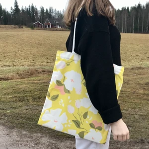 Tygkasse - Tygkassarna finns i 8 olika tryck. Gratis frakt i hela landet. 1 för 149kr. 2 för 249kr. 3 för 299kr. Har dragkedja och ett innerfack med dragkedja. Skicka ett meddelande för att köpa. Betalning sker via swish. @tygkassen på instagram❤️🧡💛💚💙💜