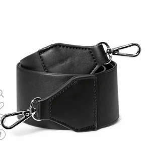 Tjockt väskband - Säljer mitt breda väskband då det inte kommer till användning. Supersmidigt att sätta på vilken väska som helst. köptes för 199kr men säljer för 90kr inklusive frakt 💓💓 för fler bilder skriv privat!! 