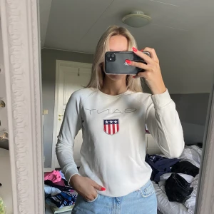 Gant tröja - Säljer denna fina tröja från Gant, den har lite foundation på insidan av kragen, men det är inget som syns utifrån 💞 frakt ingår i priset
