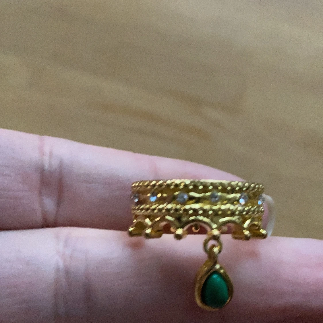 Ring guldfärgad krona mycket söt - 91