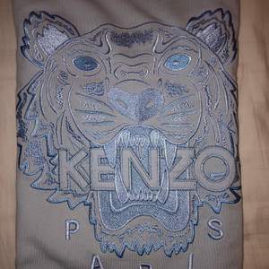 Jättefin äkta Kenzo tröja som tyvärr inte kommer till användning längre. Så fin ljusblå färg. 💕💕