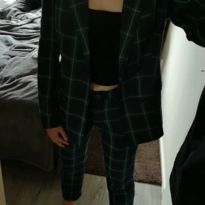 Kostym - Fräck kostym i mörkt rutigt mönster i blå och grön. 