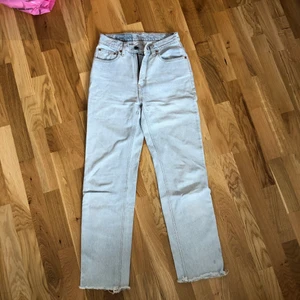 Levis jeans - vintage - storlek 24-25 - Väl använda jeans, köpta här på plick men de har tyvärr blivit för små, har varit mina absoluta favoriter!!! Passade mig när jag hade stl 24-25, har nu 26 o får inte på mig dem. Frakt 63kr! 