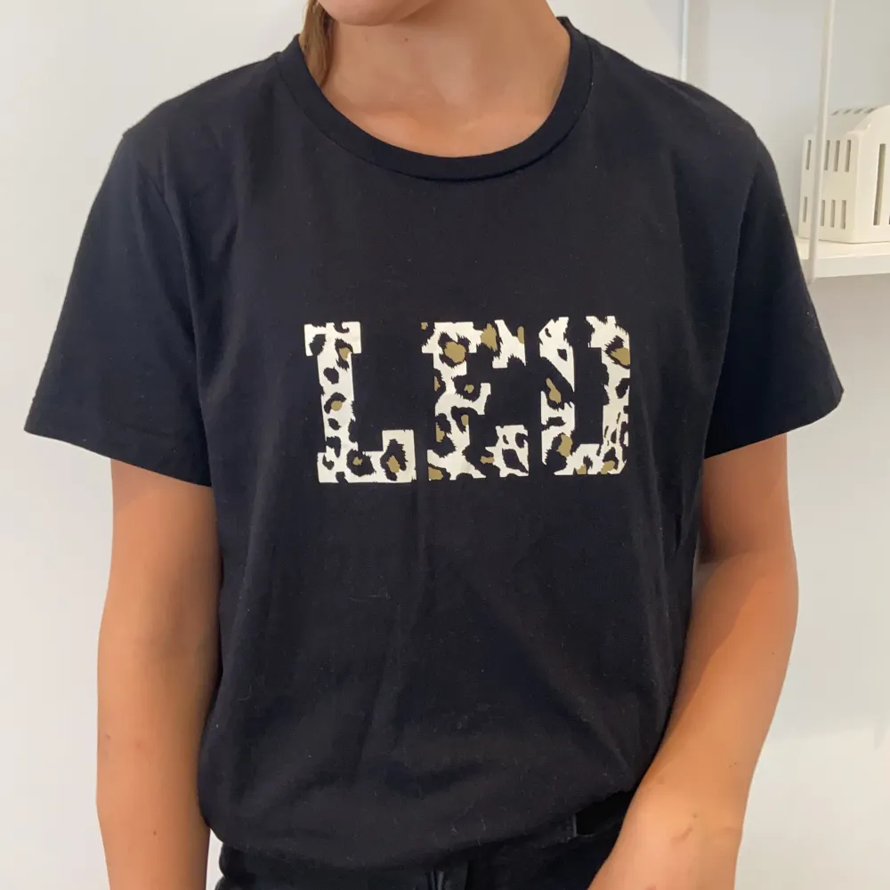 snygg tröja ifrån bikbok med leopard mönster. Använd fåtal gånger. Frakt 37kr💛🧡🖤. T-shirts.