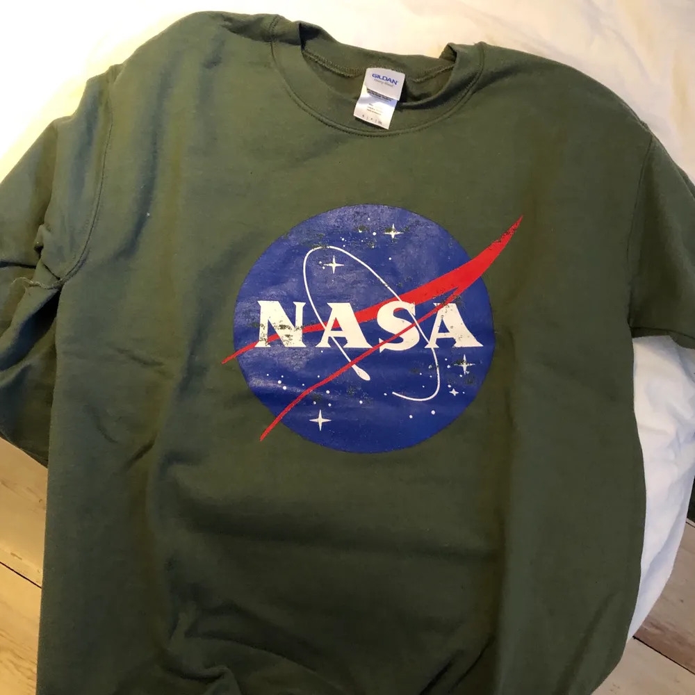 Superfin Nasa sweater i storlek S men sitter snyggt oversized. Inköpt på NASA i Houston, USA. Använd 1 gång. Älskar denna!. Tröjor & Koftor.