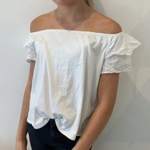 Zara topp - Snygg offshoulder tröja ifrån zara, använd fåtal gånger. Frakt 37kr🤍 (stor i storleken, så passar även 164)