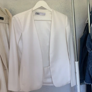 Vit Open arm blazer från Zara - Använd 1 gång. Priset är exkl frakt