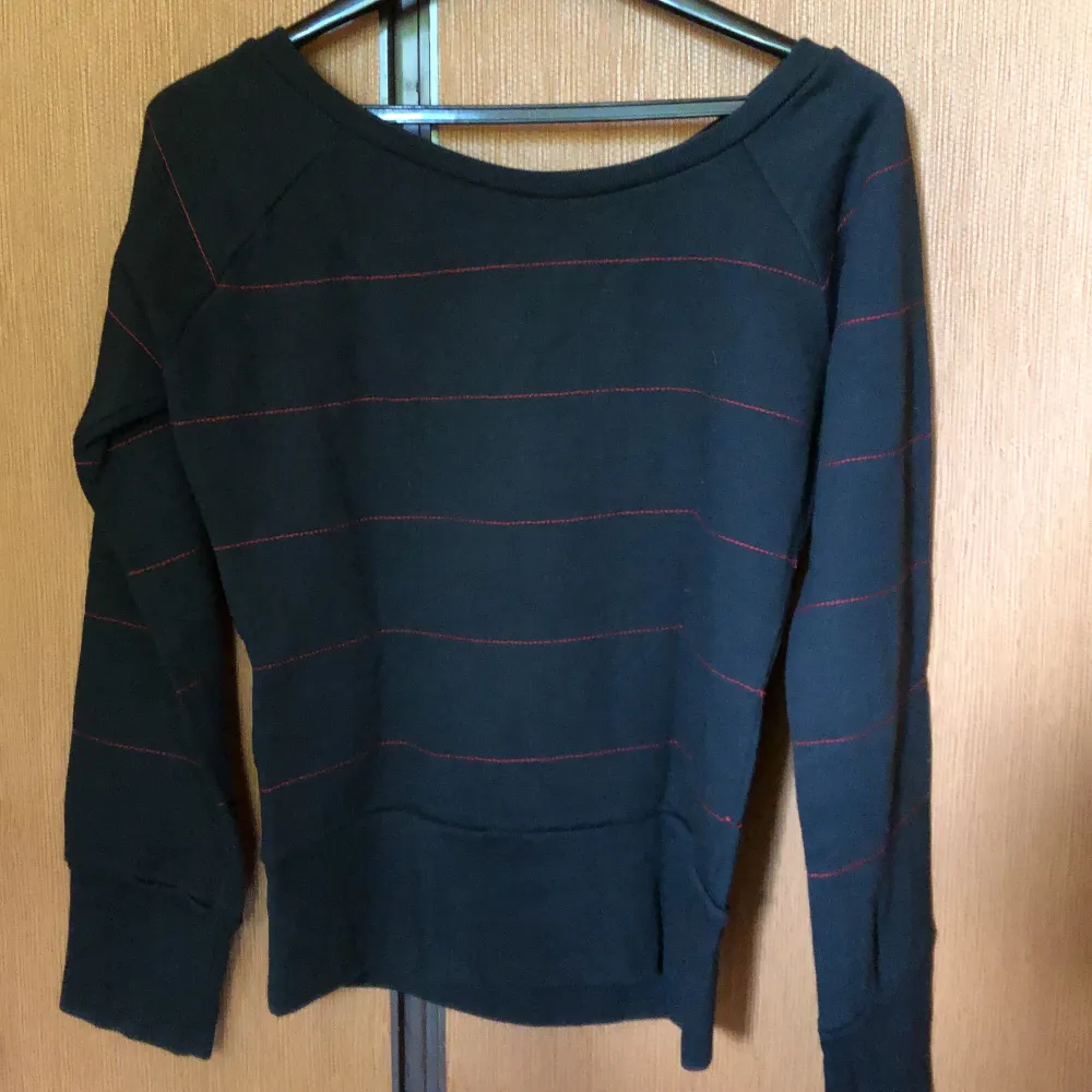 En tröja som jag använde ett tag och sedan har den bara blivit liggande i garderoben. Tycker att den är lite stor S storlek. Köpare betalar frakt . Tröjor & Koftor.